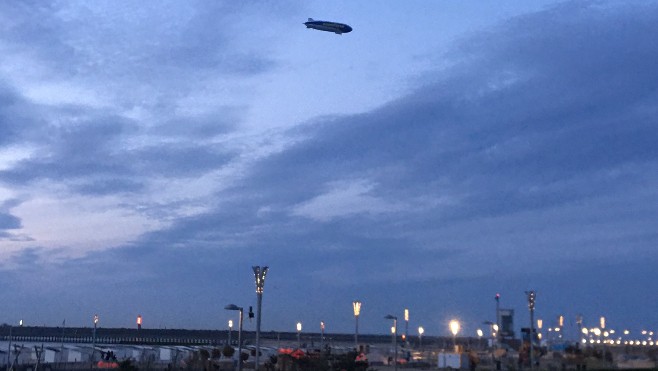 Calais : le zeppelin Goodyear de passage dans le ciel