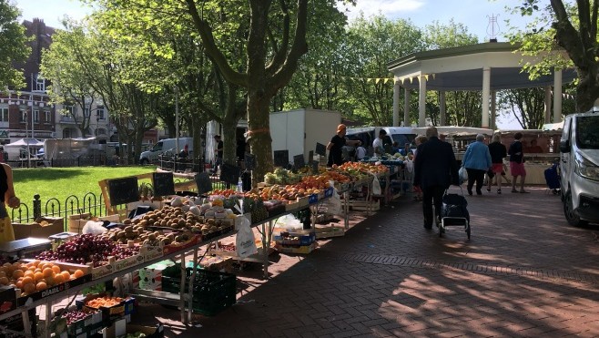  Chaque mardi, le marché de Malo anime la place de l'Europe.