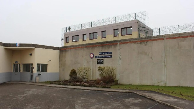 Des armes en bois et une maquette de char découverts à la prison de Longuenesse !
