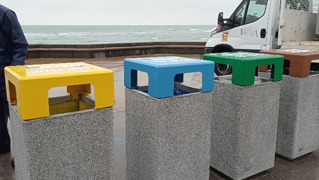 Sur la digue de Wimereux, les nouveaux bacs à poubelles limitent les dégâts provoqués par les Goélands.