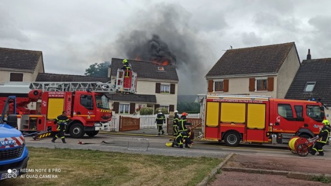 A Holque, le feu détruit une maison ce jeudi après-midi.