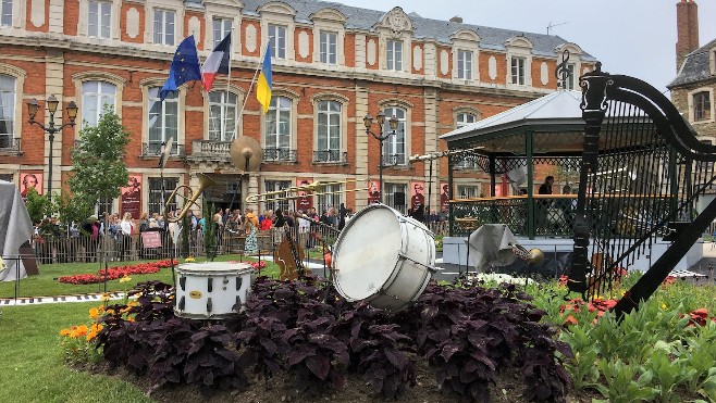 A Boulogne sur mer, le jardin éphémère sur le thème de la musique attire les touristes...