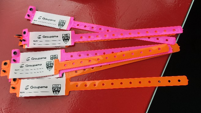 Des bracelets fluos et gratuits pour ne pas perdre ses enfants sur la plage !