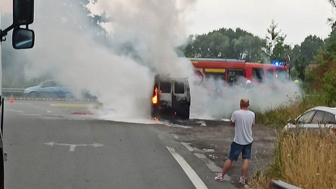 Un fourgon a pris feu à la sortie de l'A16 en direction d'Audruicq