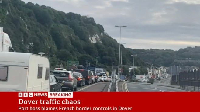 Files de bouchons à Douvres: le port britannique accuse les autorités françaises d'impréparation, la préfecture réagit