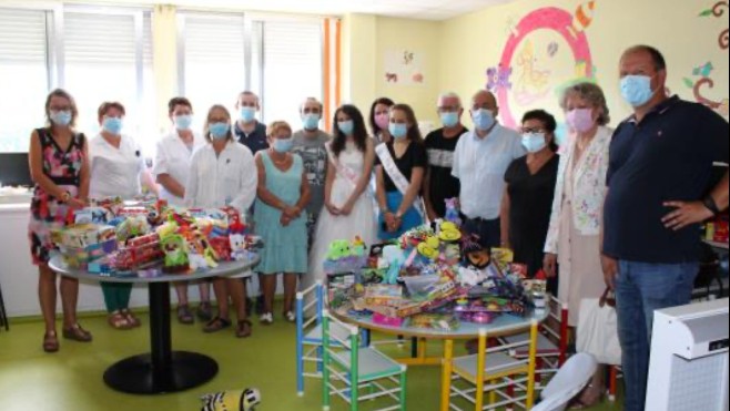 A l'hôpital d'Abbeville, les forains distribuent des lots aux enfants.