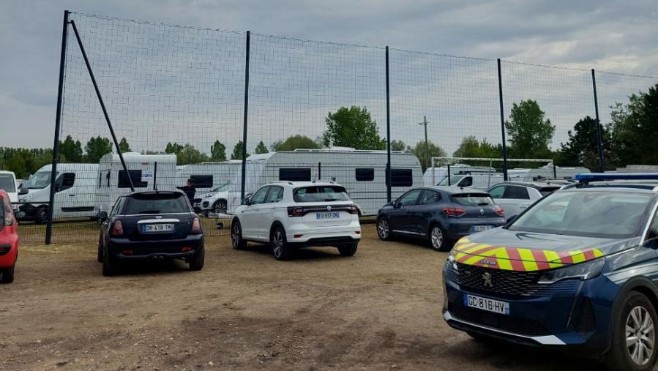 Le terrain de football de Conchil-le-Temple squatté par les gens du voyage.