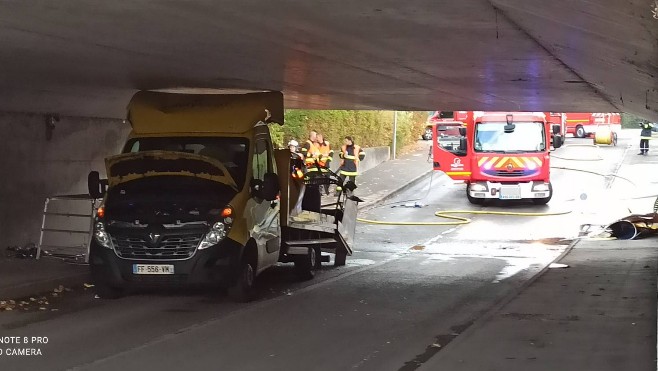 Loon-plage: un camion bloqué sous un pont route de Mardyck