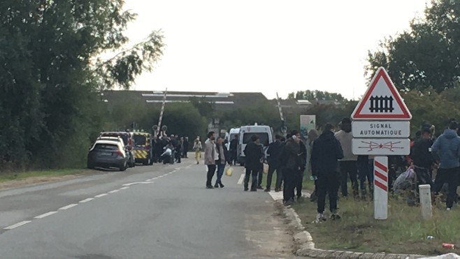 Migrants : tentatives de traversées ratées sur le littoral, un policier blessé, démantèlement en cours au camp de Loon-plage
