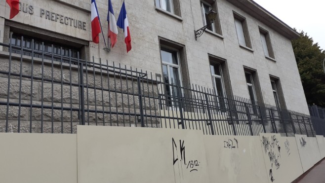 Des tags peints sur un mur de la sous-préfecture de Boulogne sur mer. 