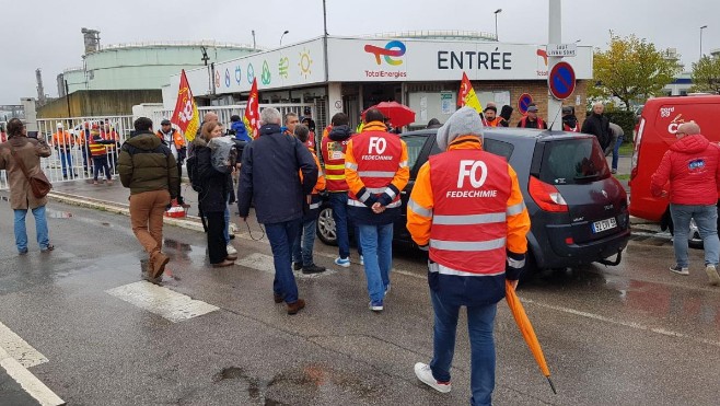 Six agents réquisitionnés ont repris le travail cet après-midi au dépôt Total des Flandres à Mardyck