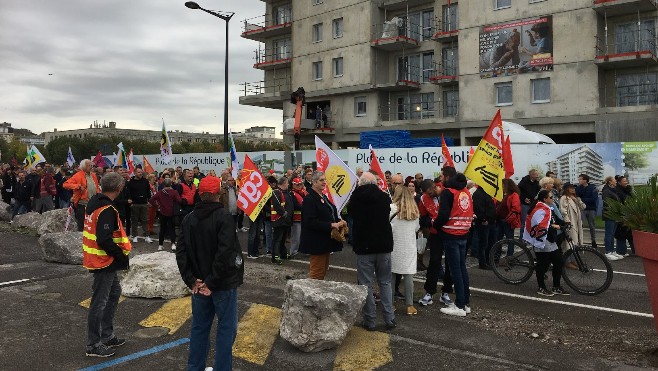 A Boulogne sur mer, 400 salariés ont manifesté pour des hausses de salaires.