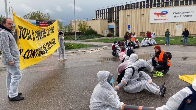 Des militants d'Extinction Rebellion ont bloqué l'entrée de TotalEnergies de Mardyck vendredi matin.