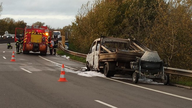 A16: une camionnette en feu sur l'échangeur de Loon-plage provoque des ralentissements