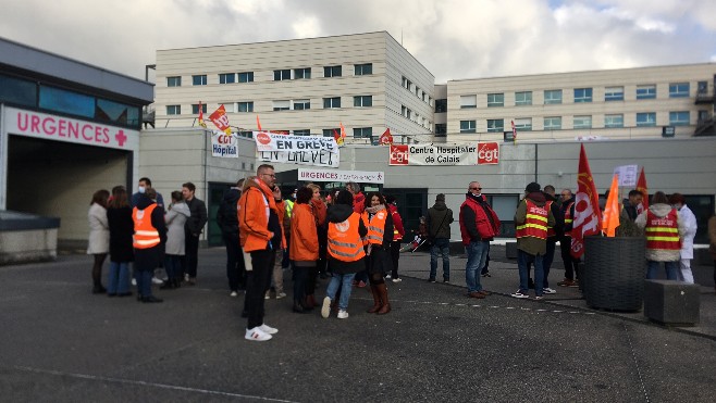 Une cinquantaine de personnes rassemblées hier devant les urgences de Calais