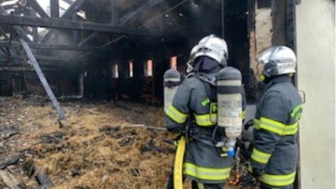 4000 poussins ont péri ce matin dans un incendie dans une ferme à Rubrouck