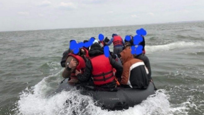 Au moins 4 personnes décédées et 43 rescapés dans le naufrage d'une embarcation au large des côtes anglaises