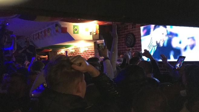 Football : des supporters des bleus déçus sur la Côte d'Opale après la défaite de la France.