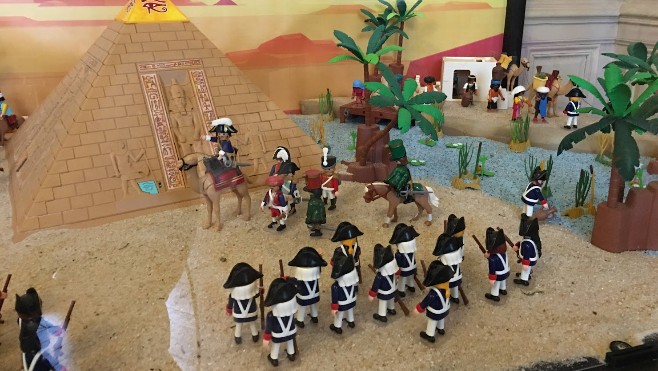 « En avant Napoléon ! » , l'expo playmobil gratuite est à voir en vieille-ville de Boulogne sur mer. 