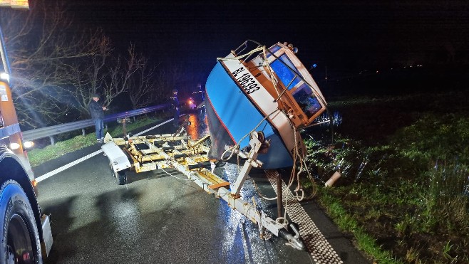 Un bateau de pêche volé retrouvé abandonné sur une bretelle de l'A16 à Marquise !