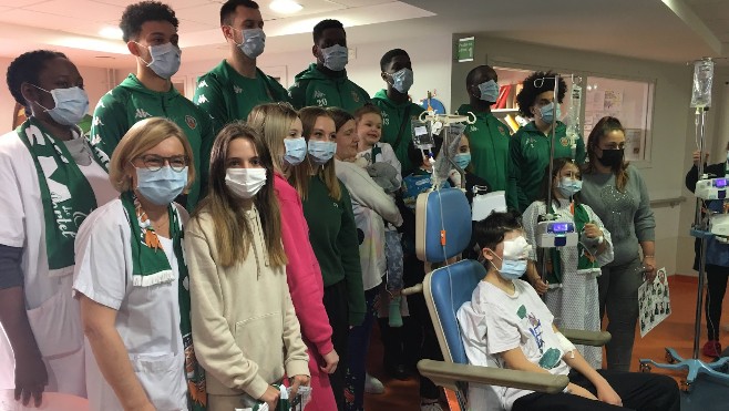 A Boulogne, les basketteurs de l'ESSM Le Portel en visite auprès des enfants hospitalisés.