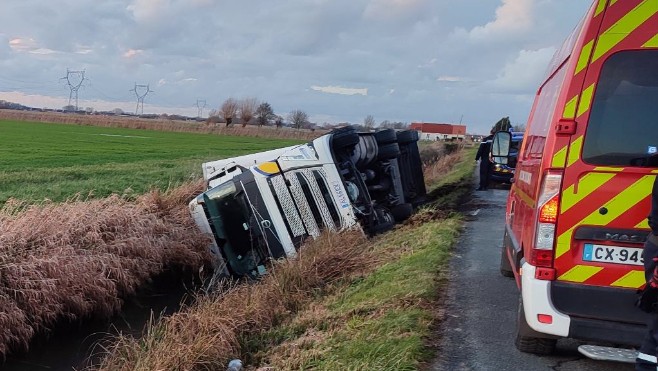 Holque : un poids-lourd termine sa course dans le fossé