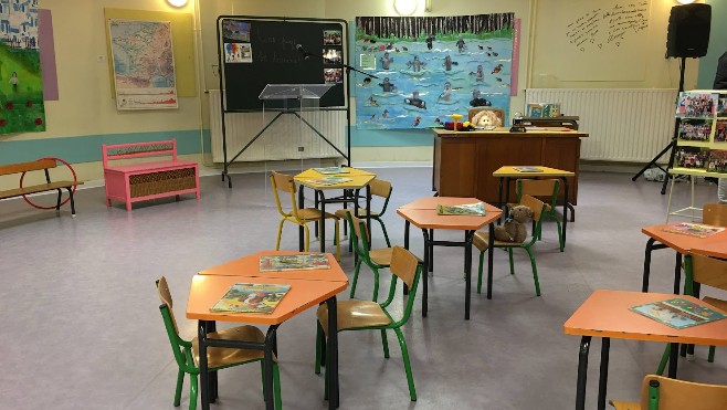 A Saint Pol sur mer, des parents et des enfants disent adieu à leur école avant sa démolition. 