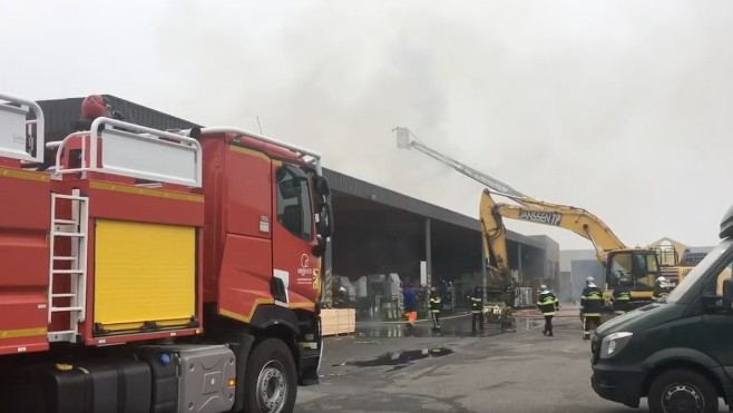 Bierne : une enquête ouverte aprés l'immense incendie chez Billiet menuiserie