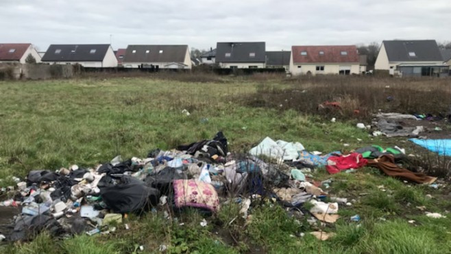 Pas de bennes à ordures ni de sacs poubelles pour les migrants à Calais ni dans le Calaisis