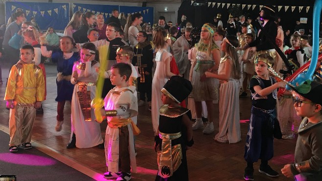 515 petits boulonnais déguisés au bal costumé sur le thème de l'Egypte.