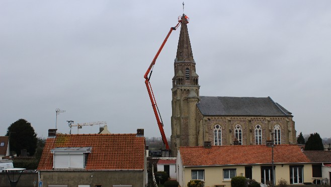 Le clocher de l’église de Coulogne en travaux pour mettre fin aux infiltrations