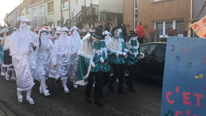 A Equihen-Plage, sa majesté Lolita a drainé des centaines de carnavaleux mardi après-midi !
