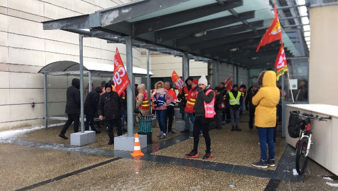  Calais : rassemblement devant l’hôpital et barrages filtrants pour dire non à la réforme des retraites 