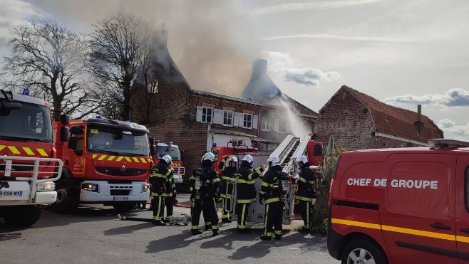 Impressionnant feu de maison à Bollezeele