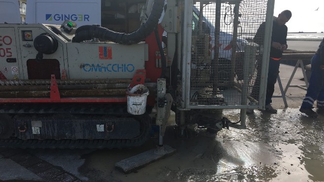 A Wimereux, des travaux de sondage sont menés pour détecter les faiblesses de la digue. 