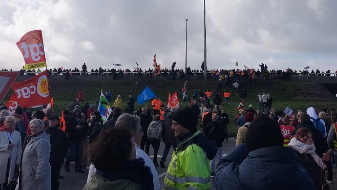 A Calais, l'A16 a été bloquée ce midi par les manifestants, délogés au bout d'une heure par les CRS.