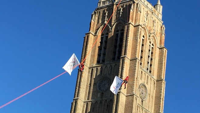 A Dunkerque, 500 collégiens ont assisté à la descente en rappel du Beffroi, des drapeaux Olympiques, paralympiques et des JO de Paris 2024
