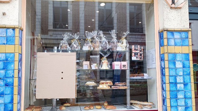 A Montreuil sur mer, une pierre jetée dans la vitrine d'un chocolatier samedi matin.