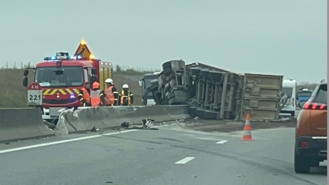 A16 : un semi-remorque couché sur le terre-plein central entre Etaples et Hardelot