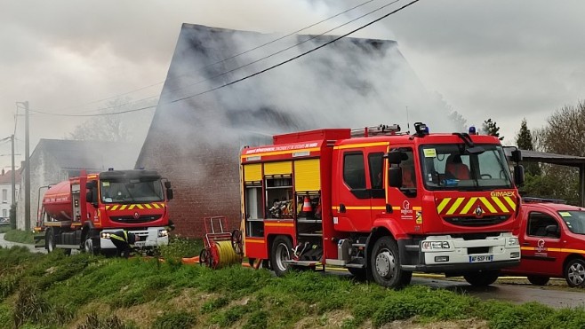 A Bourbourg, un hangar a pris feu lundi après-midi.