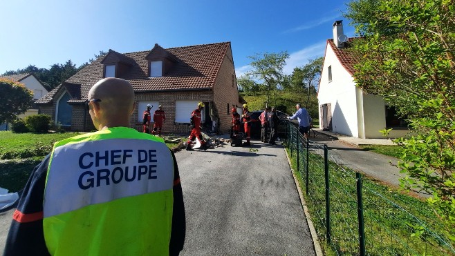 Neufchâtel-Hardelot : une voiture traverse un jardin et finit contre une maison !