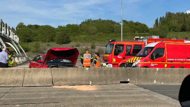 Une voiture accidentée au péage d’Herquelingue