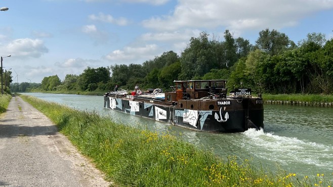 Découvrez expositions et artistes à bord d'une péniche itinérante le long de la Somme 