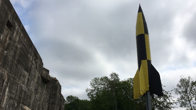 Le Blockhaus d'Eperlecques a 80 ans et présente l'atterrissage d'une fusée V2.