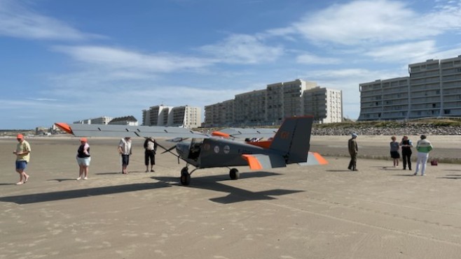 En panne moteur, un petit avion, type ULM, s'est posé sur la plage d'Hardelot mardi matin !