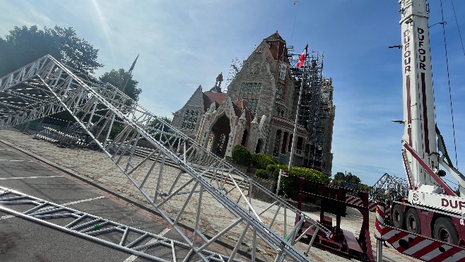 Touquet: installation impressionnante d'un nouvel échafaudage sur l'hôtel de ville