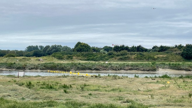 Etaples: un barrage sur la Canche pour empêcher le passage des bateaux des passeurs 