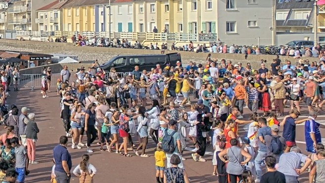 A Fort-Mahon-Plage, le record de la plus longue chenille du monde n'a pas été battu.