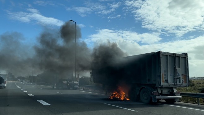 A16 : la remorque d'un poids lourd prend feu près de Calais