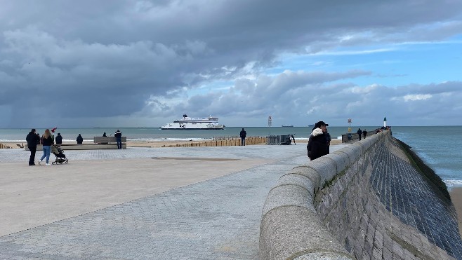 Intempéries : Calais interdit la circulation piétonne et des voitures sur le front de mer de samedi 19h à dimanche 10h.